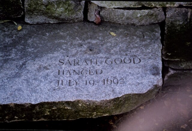 Pietra in memoria di Sarah Good, impiccata in seguito ai processi alle streghe di Salem