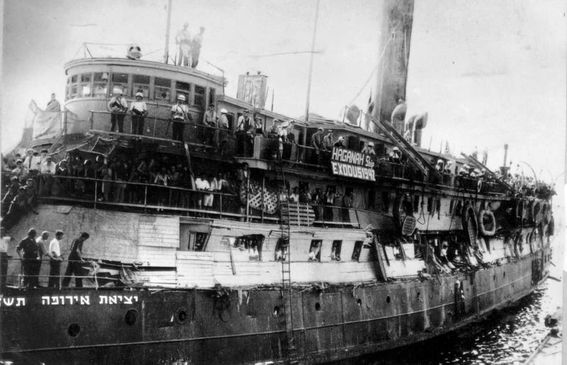 Una nave carica di ebrei in fuga verso la Palestina