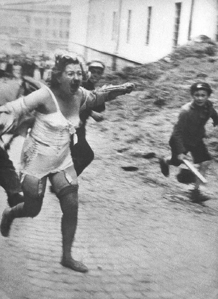 Donna ebrea viene aggredita in mezzo alla strada durante un pogrom in Ucraina